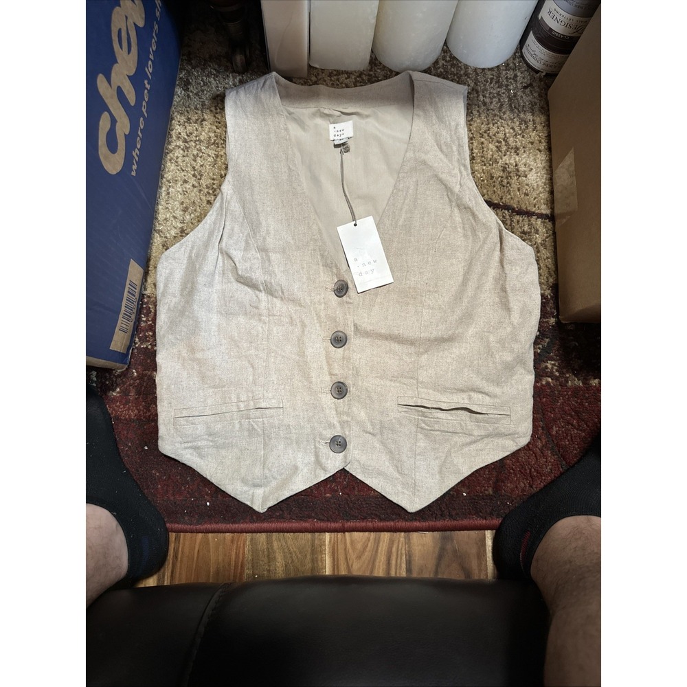 A New Day Vest Jacket Womens size six Natural Beige Button Front Pockets NWT